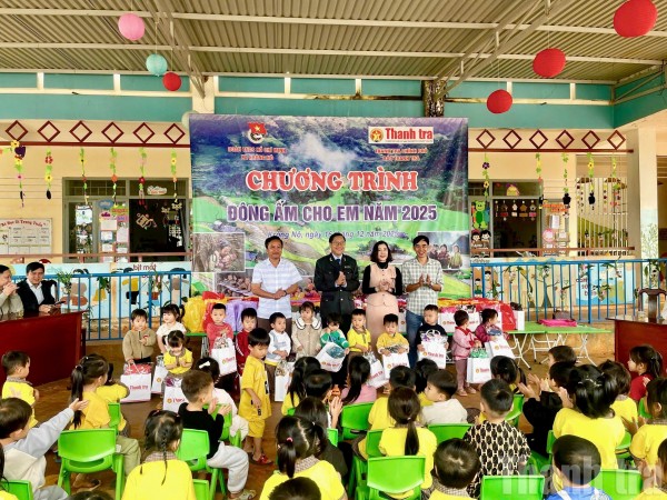 Báo Thanh tra tổ chức “Đông ấm cho em 2025”: Hơi ấm sẻ chia lan tỏa nơi vùng cao Đắk Ri